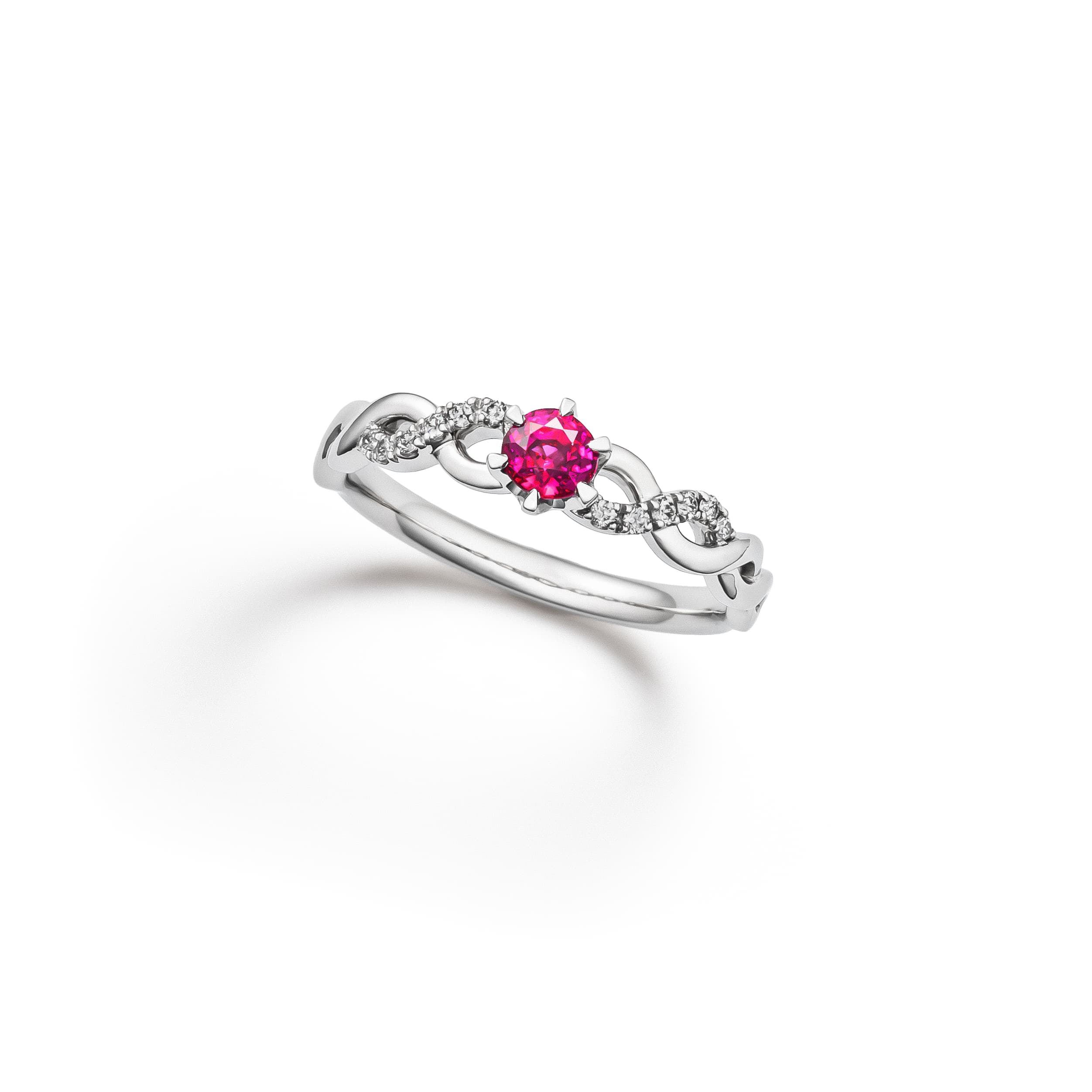 モリスルビーの婚約指輪TSUTAE